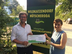 Scheckübergabe in Hütscheroda: Dirk sammelte zu seinem Geburtstag Spenden für das Wildkatzendorf.